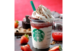 ストロベリーとチョコのハーモニー!「チョコレート ケーキ トップ フラペチーノ with ストロベリー ショット」がスタバから 画像