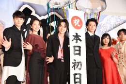 橋本環奈、背中ザックリの大胆ワンピ姿を披露……長澤まさみは“銀魂続編”で弾ける? 画像