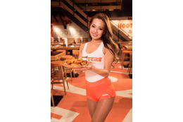 現役HOOTERSガールのトップに初の日本人 画像