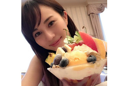 比嘉愛未、大きなパフェとの写真公開!ファン「彼女とデートなう」に使っていい? 画像