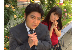 石川恋、皆川猿時とかわいらしい「ぶりっ子ポーズ」や「おねだりポーズ」を披露! 画像