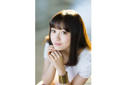 橋本環奈がカレンダー発売!18歳にかけての1年に密着 画像