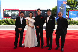 広瀬すず、豪華衣装でベネチア国際映画祭に!海外メディアの質問に応じる 画像