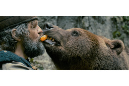 300kg超えの大熊に口移しの衝撃！『オン・ザ・ミルキー・ロード』特別映像公開 画像