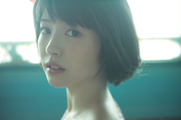 浜辺美波写真集、発売2週間で4刷決定!カレンダーブックも3刷決定!! 画像