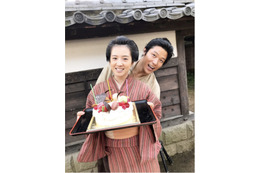 桜庭ななみ、NHK大河『西郷どん』現場で誕生日！主演の鈴木亮平と2ショット 画像