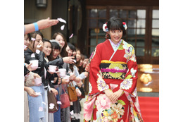 広瀬すず、“年の差の恋”への憧れを明かす……生田斗真は「超絶可い」と広瀬を絶賛 画像