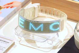 高照度LEDが目立つこと間違いなし！腕につける広告？「NEOPOP Armband」が参考展示 画像