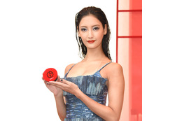 菜々緒、トレーニング動画で圧巻のスタイル披露! 画像