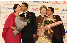 西川きよし&ヘレン、中山秀征&白城あやか夫妻が“歓喜のチュー”を披露 画像
