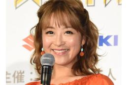 鈴木奈々、サンタコスをブログで公開! 画像