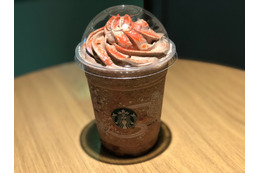 金粉入りのラズベリーパウダーが鮮やかすぎ!スタバの「クリスマス ラズベリー モカ フラペチーノ」を食べてきた 画像
