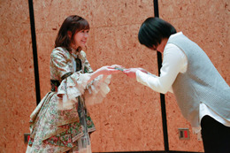 AKB48渡辺麻友、自身の卒業前ラストシングルの店舗ディスプレイに感謝 画像