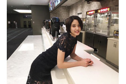 山崎紘菜、「彼女と映画デートなう」ショットを公開!「かわいい」のコメント多数 画像