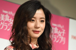 朝比奈彩の胸元に視線が!開放的なセクシービキニショット公開! 画像
