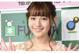 浅川梨奈、Twitterフォロワーが10万人に!制服ショットも公開 画像
