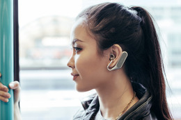 耳を塞がない両耳タイプのワイヤレス・スマートイヤホン「Xperia Ear Duo」が登場【MWC 2018】