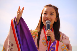 板野友美、ひな祭り衣装で新曲発売記念イベントに登場! 画像