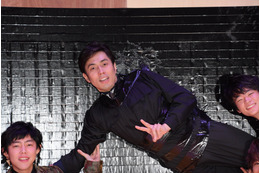 袴田吉彦、YouTuberに挑戦するも悶絶!壁に張り付いたままフォトセッション 画像