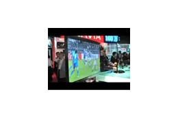 【CEATEC JAPAN 2008 Vol.10(ビデオニュース)】ソニー、厚さ1cmを切った新BRAVIAを展示 画像