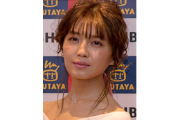 AAA宇野実彩子のウインク写真にファンメロメロ 画像