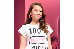 Niki、谷間あらわになったセクシービキニ姿を披露! 画像