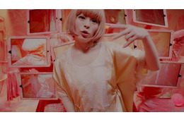 きゃりーの新曲「きみのみかた」、タブレット駆使したMV公開! 画像