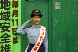 城南海、故郷・奄美大島で一日警察署長に任命！制服姿で奄美の島唄を歌唱 画像