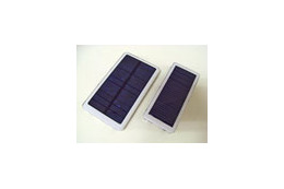 いざというときは太陽で充電! ソーラーパネル搭載のモバイルバッテリ 画像