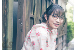 乃木坂46の鈴木絢音がメガネ美女に!春らしいワンピ&メガネ姿を披露 画像