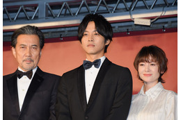 松坂桃李の登場に銀座騒然！　役所広司・真木よう子ら豪華12名が正装で舞台挨拶 画像