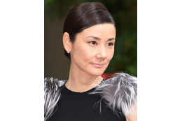吉田羊、“匂いフェチ”告白 『しゃべくり』メンバーの手の平を嗅ぎまくる 画像