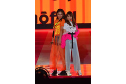 “エロカワ女子大生”みうらうみがGirlsAwardに登場!愛菜と一緒にウォーキング 画像