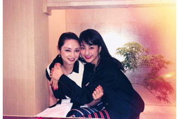 平祐奈、帰国した姉・愛梨と熱いハグ「すっかりママですわね」 画像
