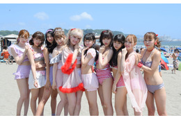 アキシブProject、水着姿で10人体制をお披露目&メジャーデビューシングルの曲名を発表! 画像