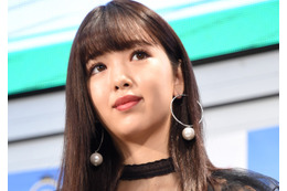 藤田ニコル、胸元セクシーな水着写真連投!印象的なデザインに注目の声も! 画像