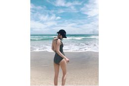 マギー、セクシーな水着ショット披露!美脚に注目を集まる 画像