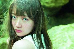 尾崎由香、1st写真集で初水着披露!FRIDAYでカット先行公開 画像