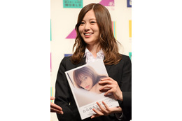 中条あやみ、白石麻衣に写真集のサインをおねだり!実は福山雅治も 画像
