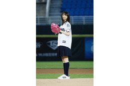 乃木坂46・齋藤飛鳥、台湾で初の始球式!野茂英雄のトルネード投法を披露 画像