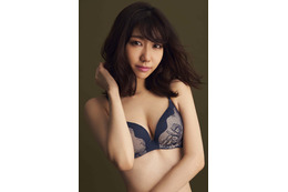 柏木由紀、大人セクシーなランジェリー姿を披露!ブランドカタログの表紙に登場 画像