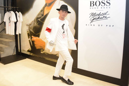 ISSA、マイケル・ジャクソンスタイルでムーンウォーク披露! 画像