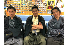 歴史が動く…鈴木亮平、瑛太＆小栗旬との大河3ショット公開 画像