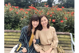 石川恋、中山美穂との仲睦まじい“母娘ショット”公開! 画像