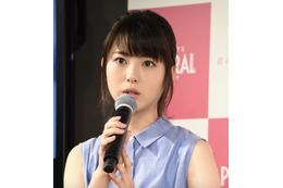 浜辺美波が巫女さんに!いろんなバイト服姿を披露 画像
