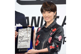 荻野目洋子、「ベストジーニスト」受賞式で“ダンシング・ヒーロー”! 画像