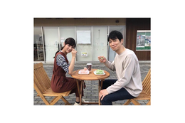 実際は仲良し!石川恋、佐々木蔵之介との親子2ショット披露 画像