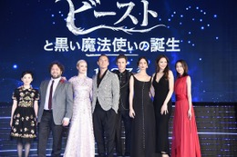 桐谷美玲、真っ赤なドレスでハリポタ最新作イベントに登壇!主役のエディ・レッドメイン、ジュード・ロウらも 画像