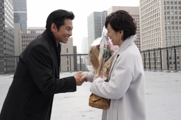 『SUITS/スーツ』鈴木保奈美がクランクアップ「“織田節”を堪能いたしました(笑)」 画像