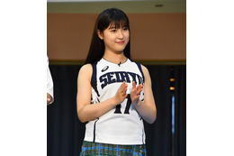 ユニフォーム姿の土屋太鳳に、女子高生たちから「かわいい!」と感嘆のため息 画像